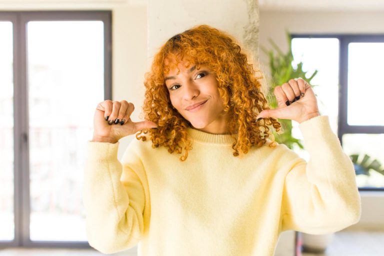 Guía para interpretar tu patrón de rizo, porosidad y densidad: elegir bien tu rutina capilar.