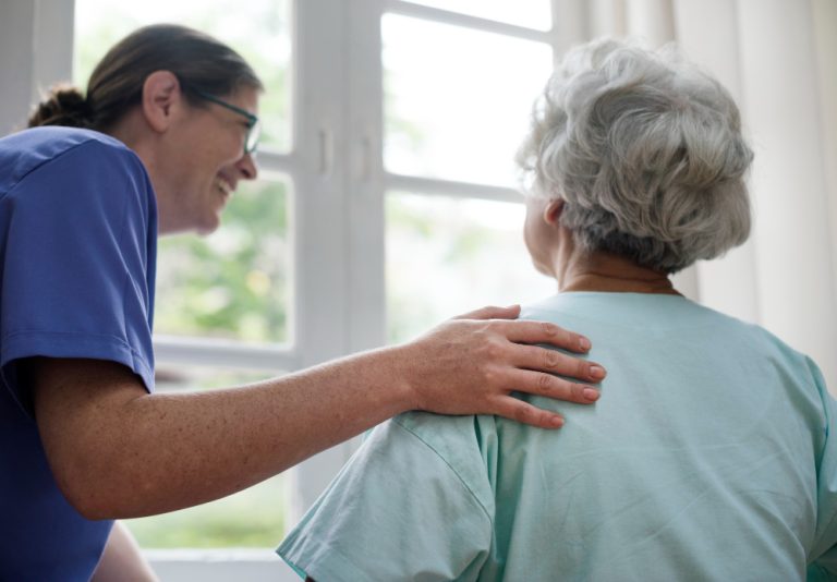 Los ancianos con patologías y movilidad reducida apuestan por la residencia para disfrutar de sus servicios